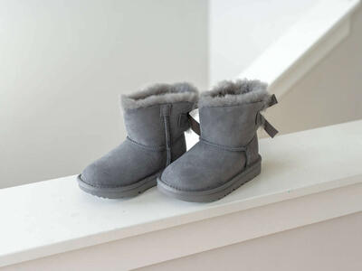 Toddler winter boots, size 9, brand - UGG