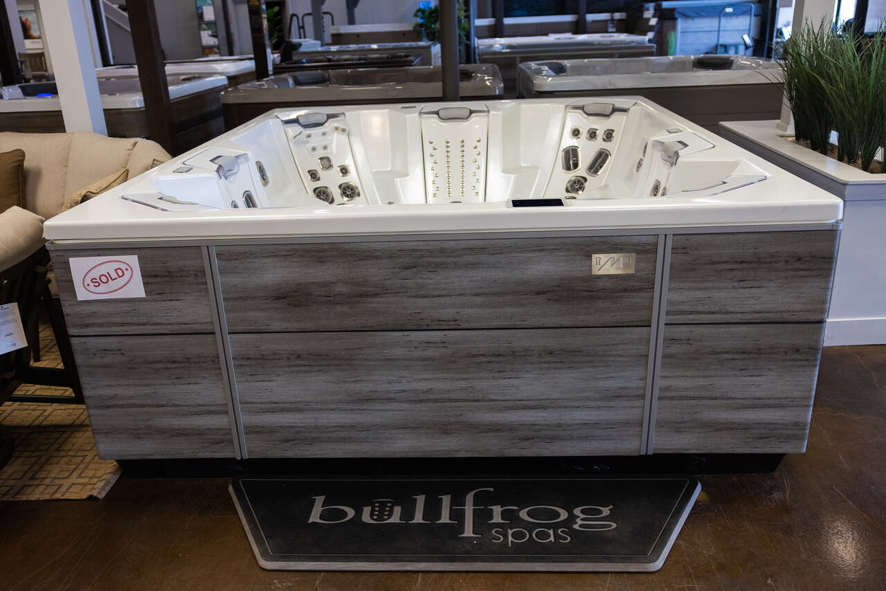 Scratch-and-dent Bullfrog Spa