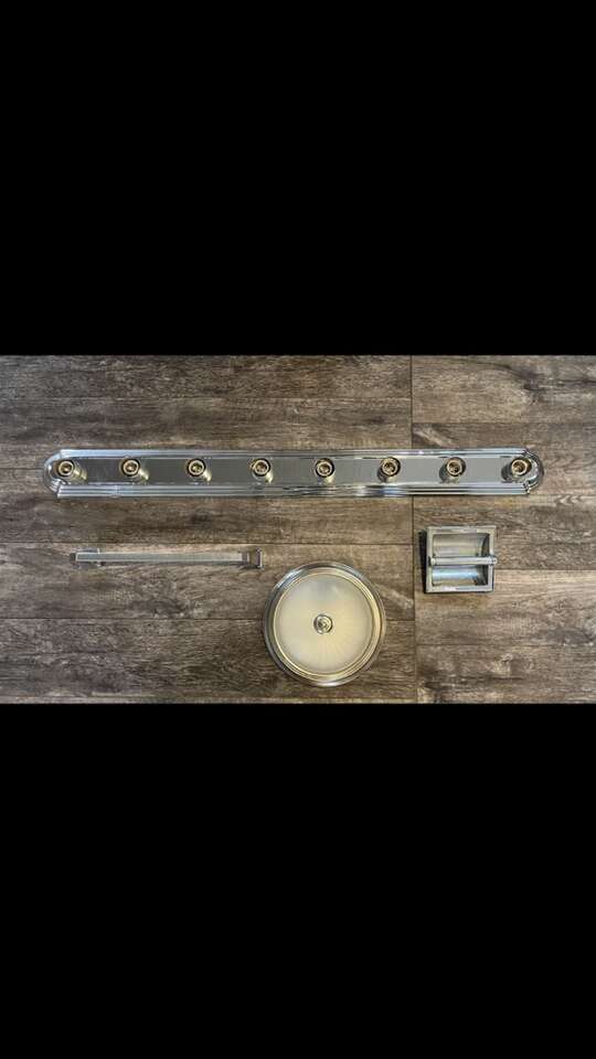 Bathroom Set (3 Lights, Mirror, Towel bar, Etc)