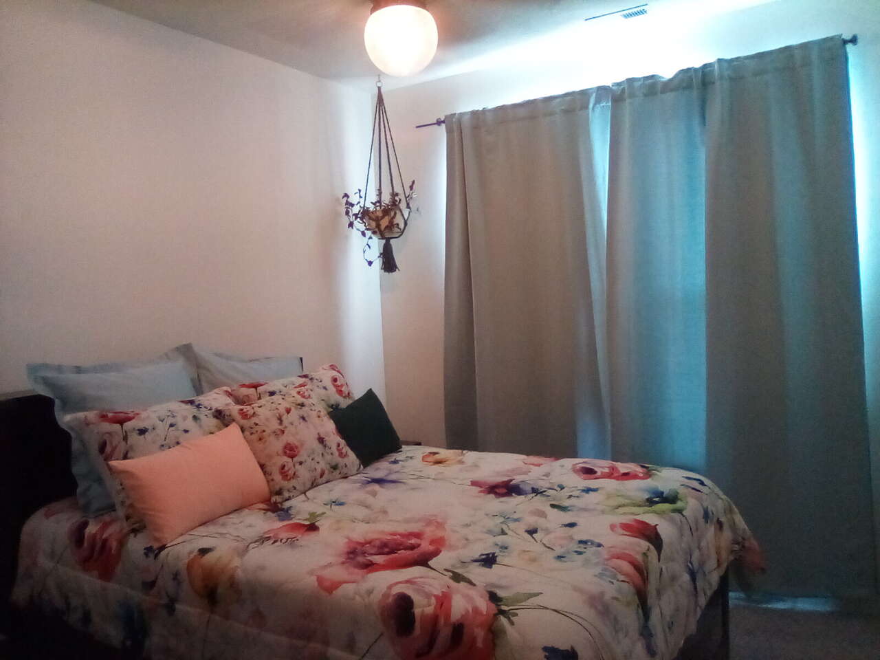 Looking for female roommate
