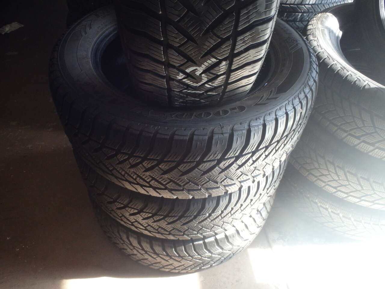 225/60R18 GOODYEAR EAGLE ULTRA GRIP SET OF USED TIRES