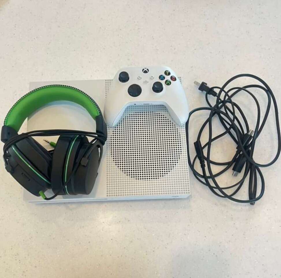 XBOX ONE S 500GB Electronics