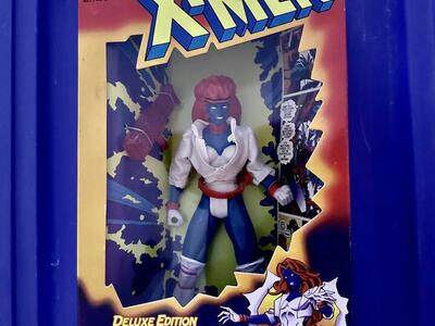X-Men Mystique 1996 Deluxe 10 Inch Figure.