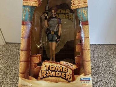 Tomb Raider 1998 Laura Croft 9 Inch Action Figure.