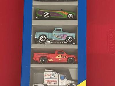 Hot Wheels 1996 Just Trucks Five Car Set, #16287.