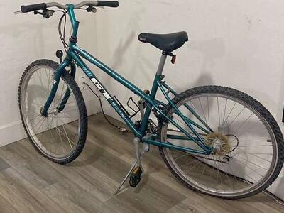 GT Outpost trail mountain bike 26” wheels