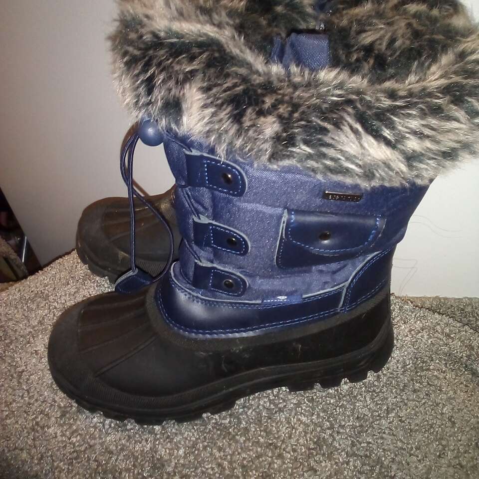 Woman's snow boots size 4