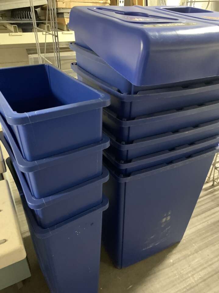 New Rubber maid trash can heavy duty $25 each