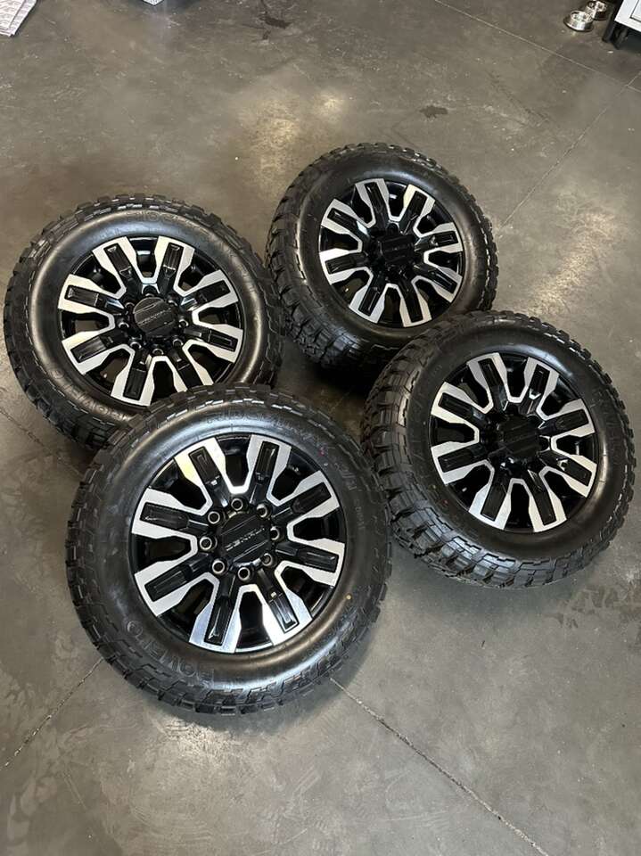 20 GMC 3500 oem wheels & 275/60r20 Rovelos