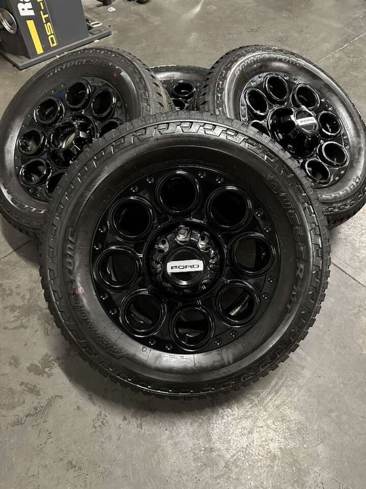 2024 F350 20 blackouts & 275/65r20s