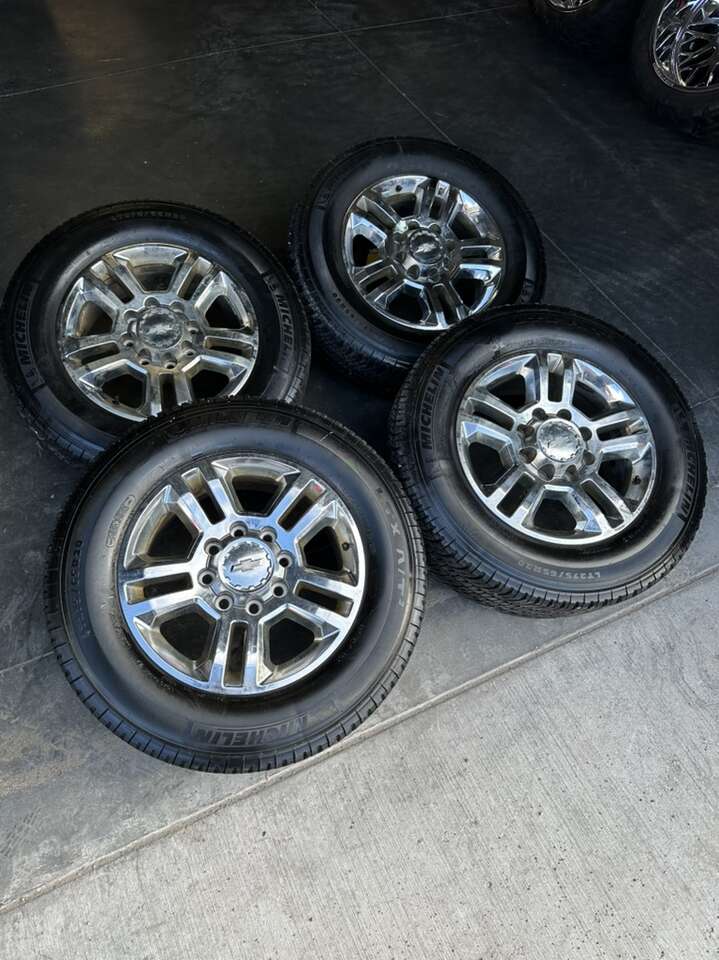 20 chevy 3500 oem wheels & 275/65r20's