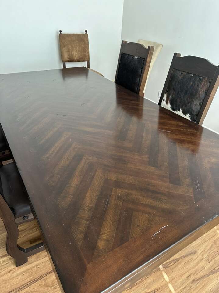 Solid wood table perfect for the fami… Furniture