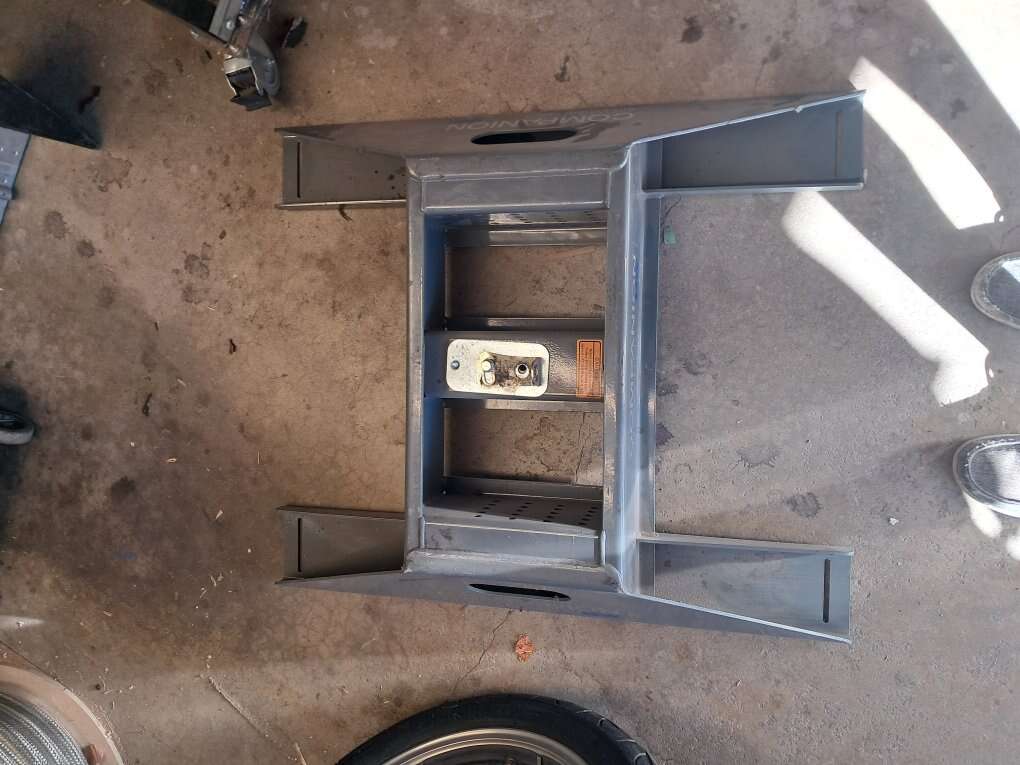 B&W companion 5th wheel hitch RVB3500