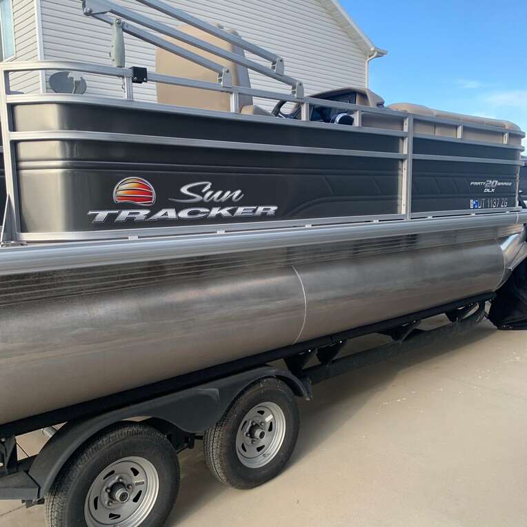 2024 Sun Tracker Party Barge 20DLX