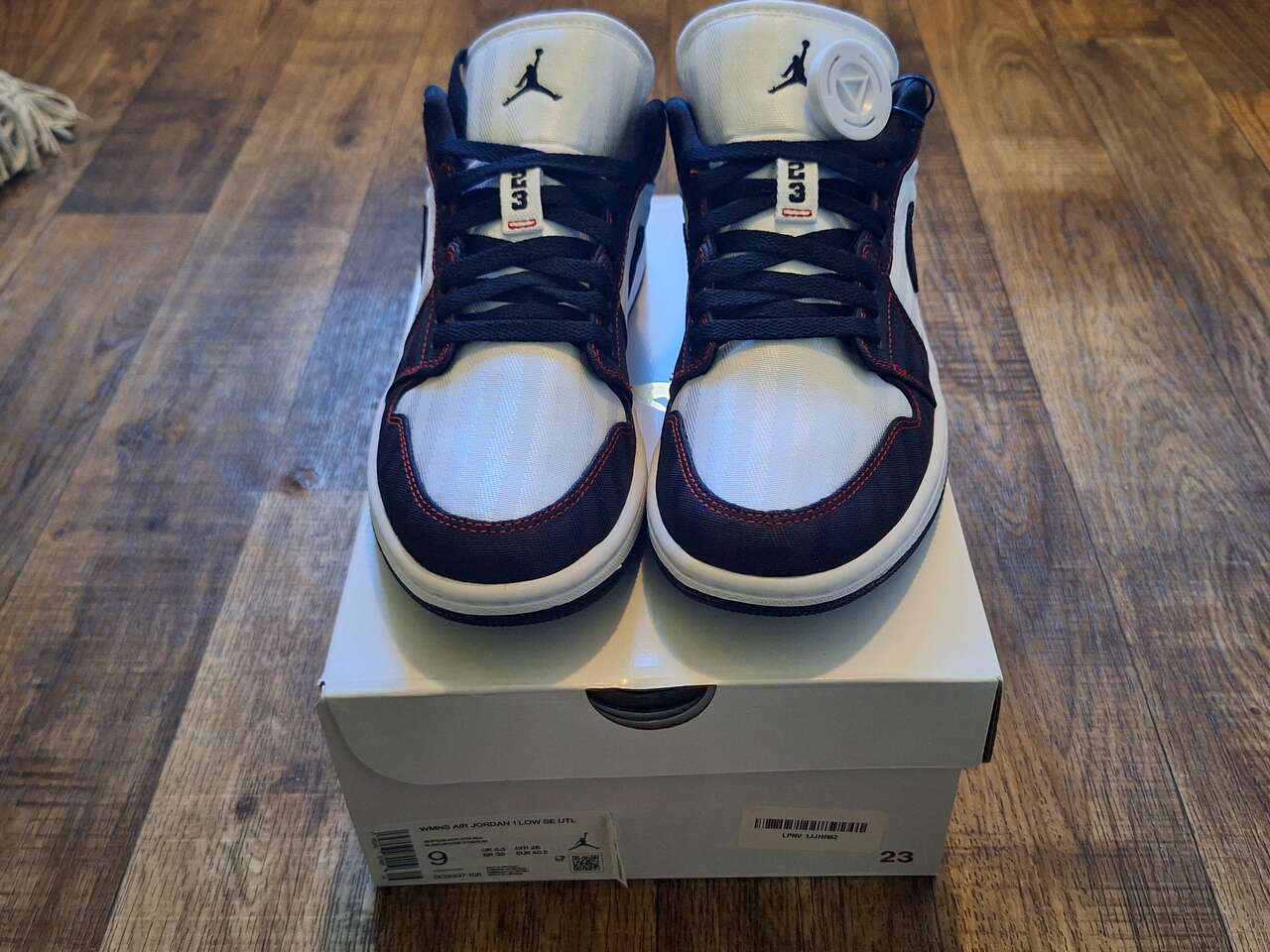 Nike Jordan 1 - Se Utility - Women's size 9