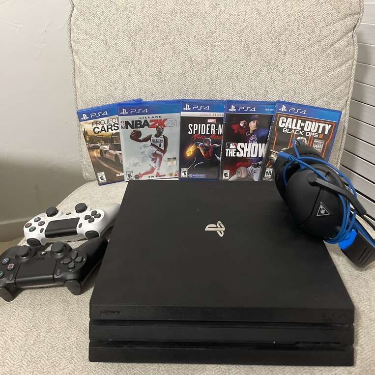 PS4 Pro 1TB (2 Controllers, 5 Games, +Accessories) for Sale in