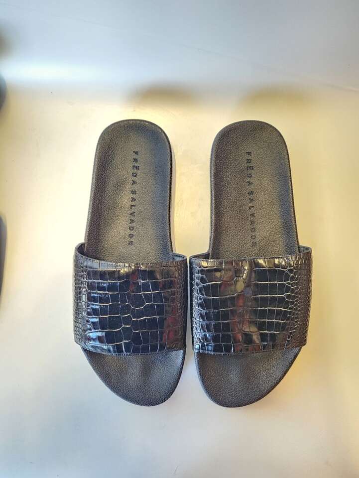 The FREDA SALVADOR® Lea Alligator Print Sliders