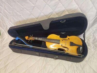 Full Sized Violin w/Case and Accesories