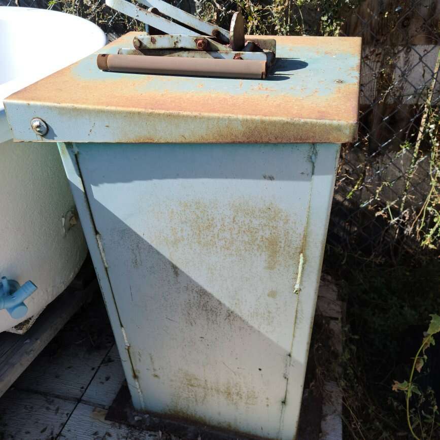 Aluminum can crusher