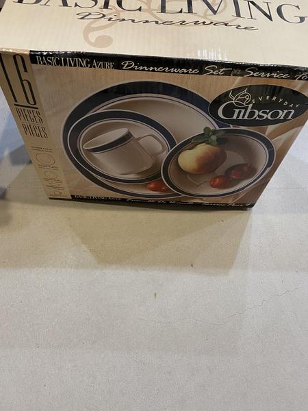 Basic Living 16 Piece Dinnerware Set $20 New