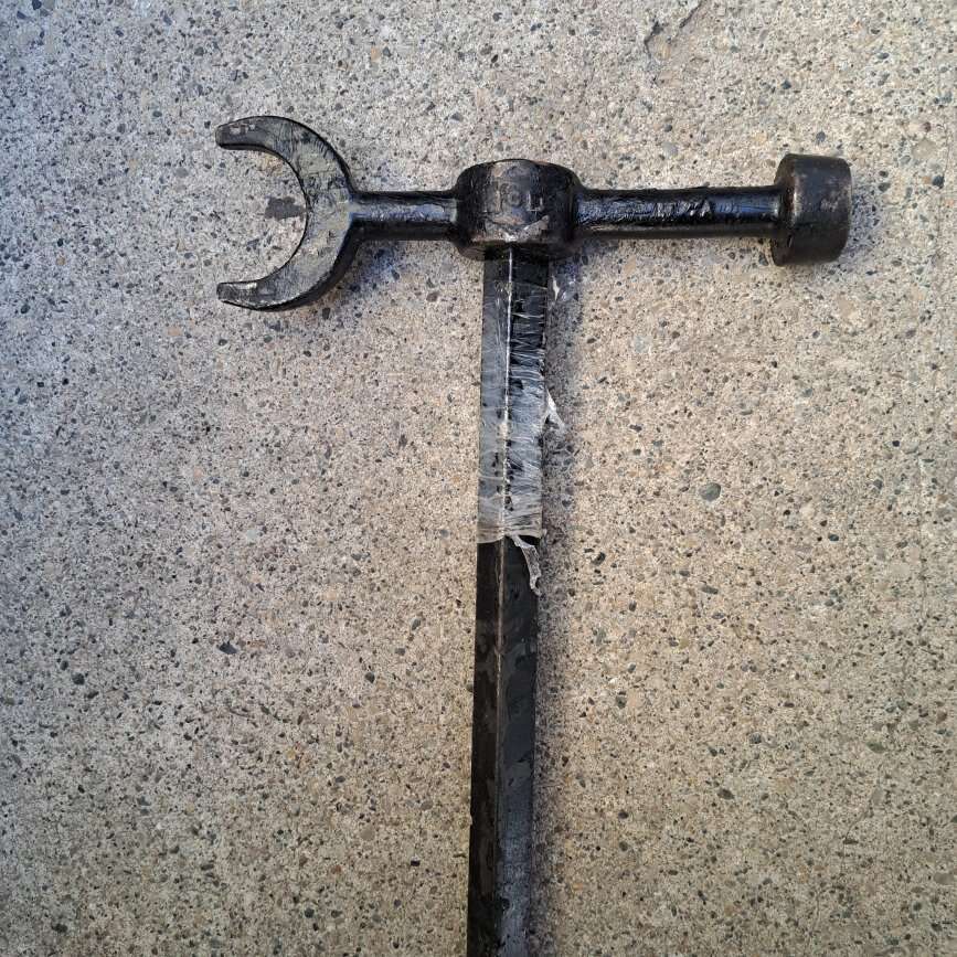 McDonal 304B 6' ft comb curb box key