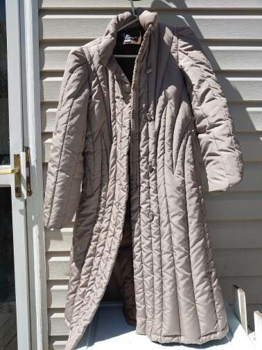Women's long down feather coat for winter-spring-fall with zippers. Medium size (US) 8