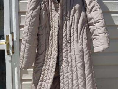 Women's long down feather coat for winter-spring-fall with zippers. Medium size (US) 8