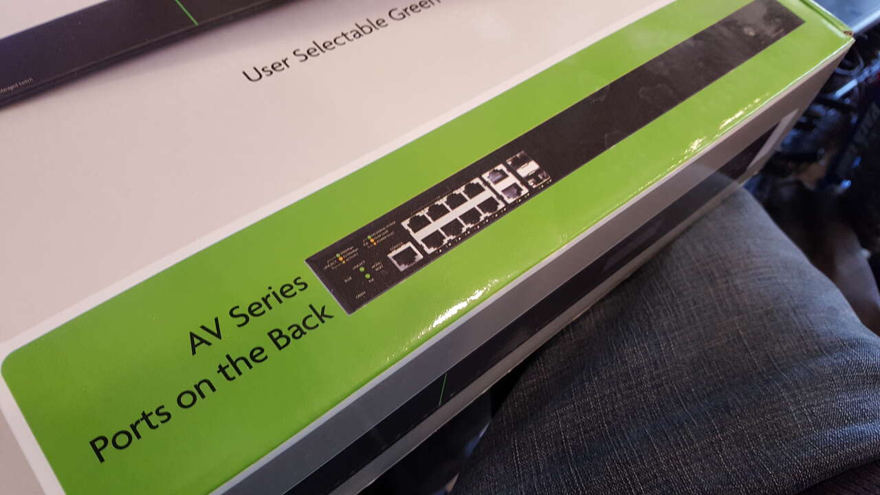 LUXUL 12-Port/8 PoE+ Giga Managed Switch