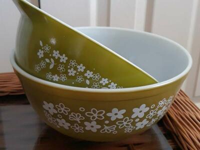 2 Vintage Green Daisy Pyrex