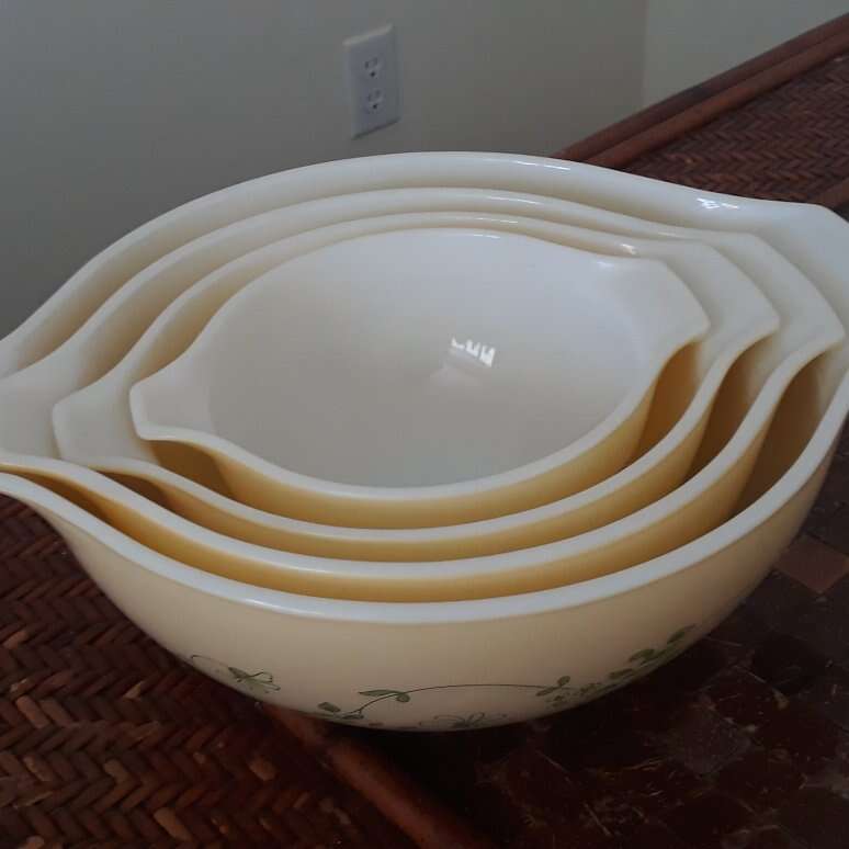 4 Vtg PYREX Shenandoah Cinderella Mixing Bowls