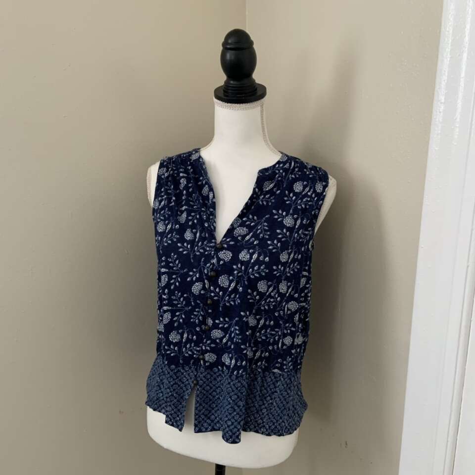 Blue Sleeveless Women’s Tank Size Small