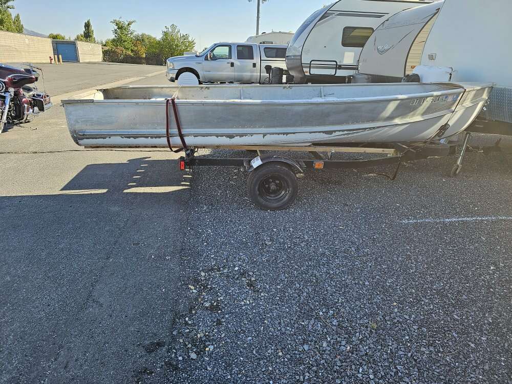 16 foot Crestliner aluminum boat, … Water Sports