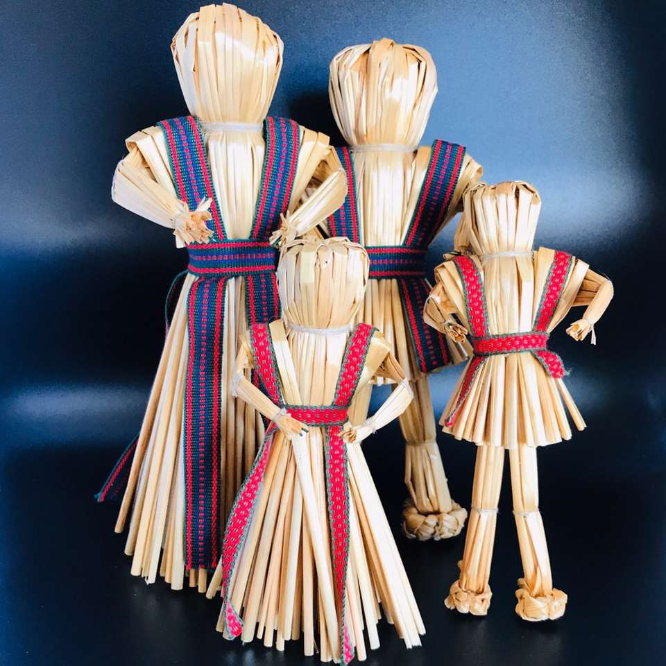 VINTAGE SWEDISH SCANDINAVIAN STRAW FOLK ART FAMILY