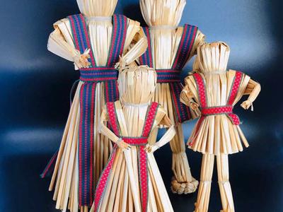 VINTAGE SWEDISH SCANDINAVIAN STRAW FOLK ART FAMILY