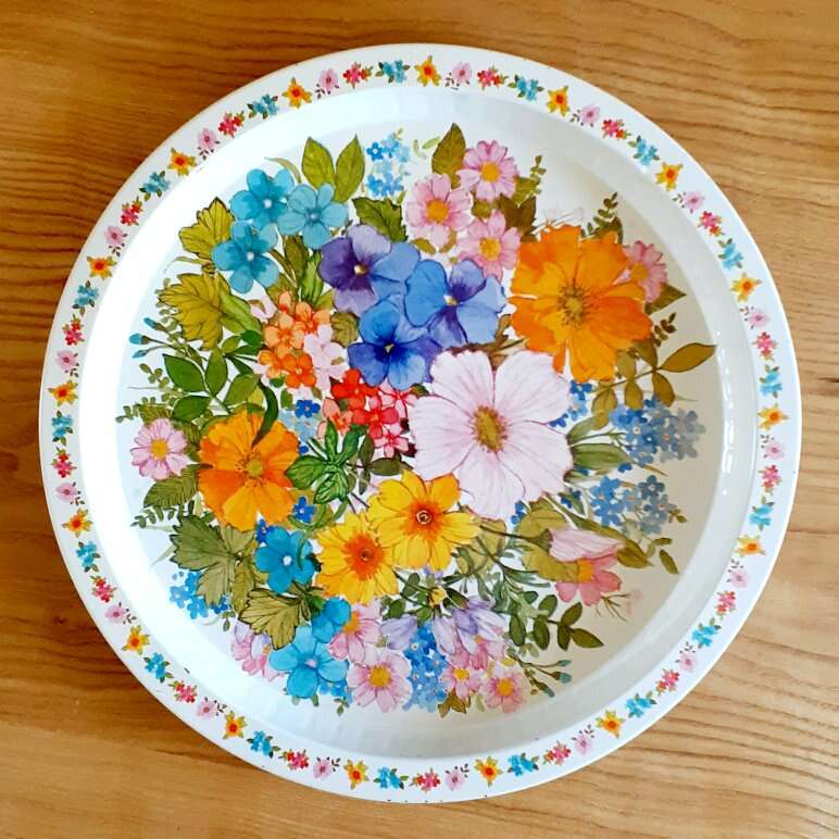 LOVELY VINTAGE ROUND COLORFUL FLORAL TRAY