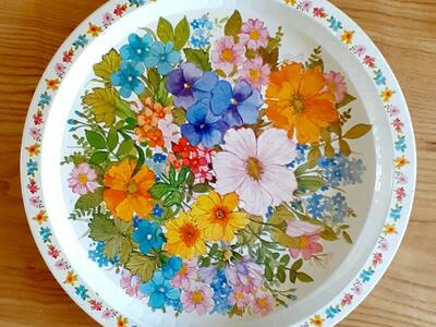 LOVELY VINTAGE ROUND COLORFUL FLORAL TRAY