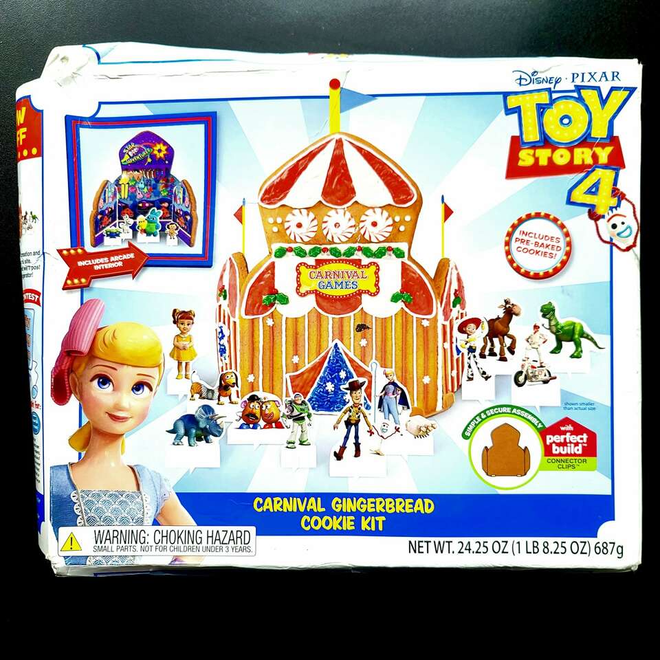 RARE NEW SEALED PIXAR TOY STORY 4 GINGERBREAD KIT