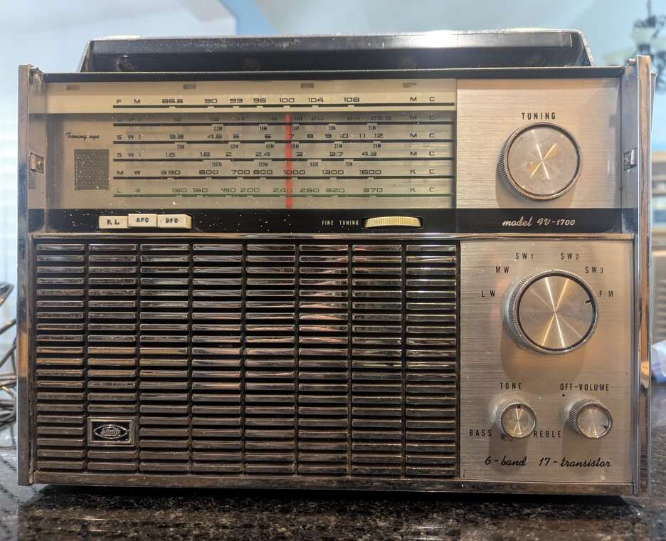 Vintage Sharp FV-1700 radio