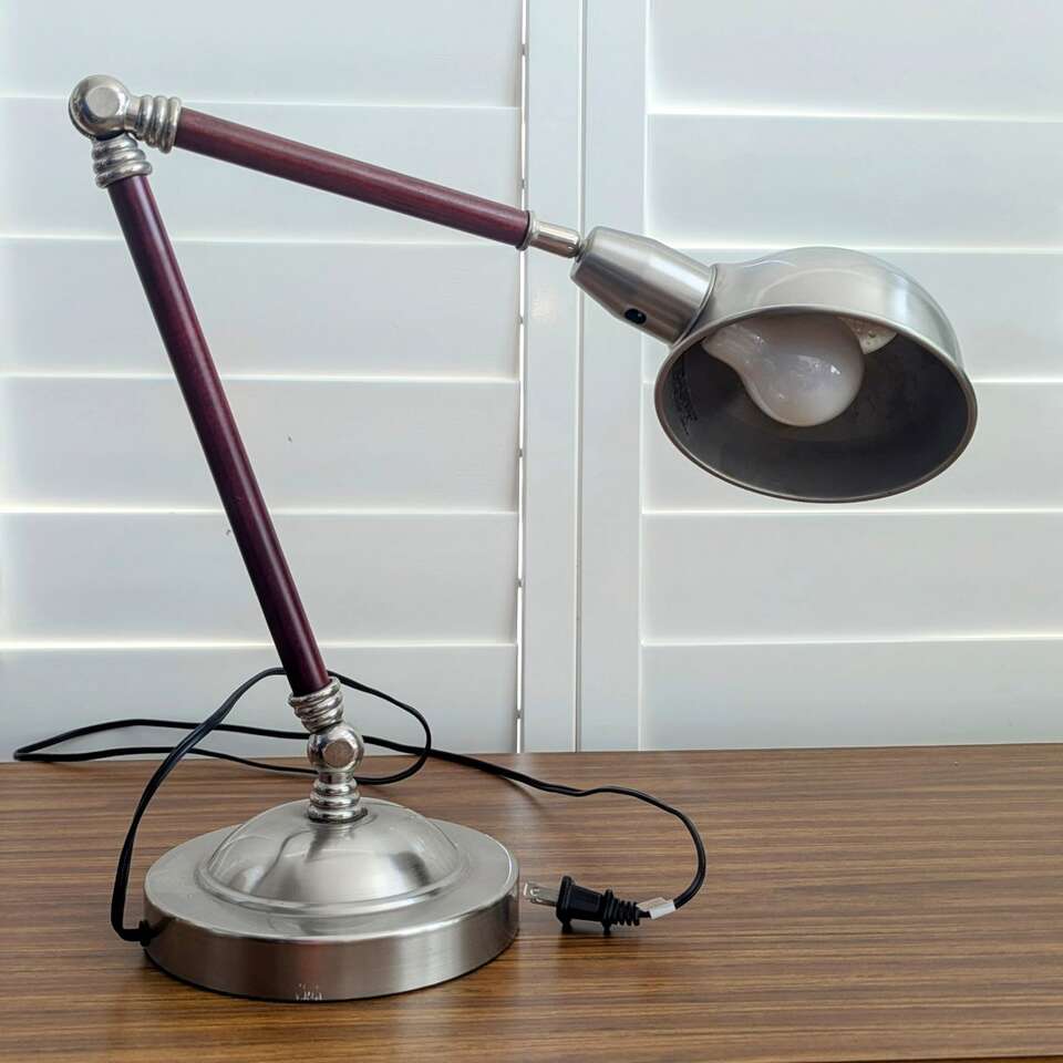 Adjustable desk lamp