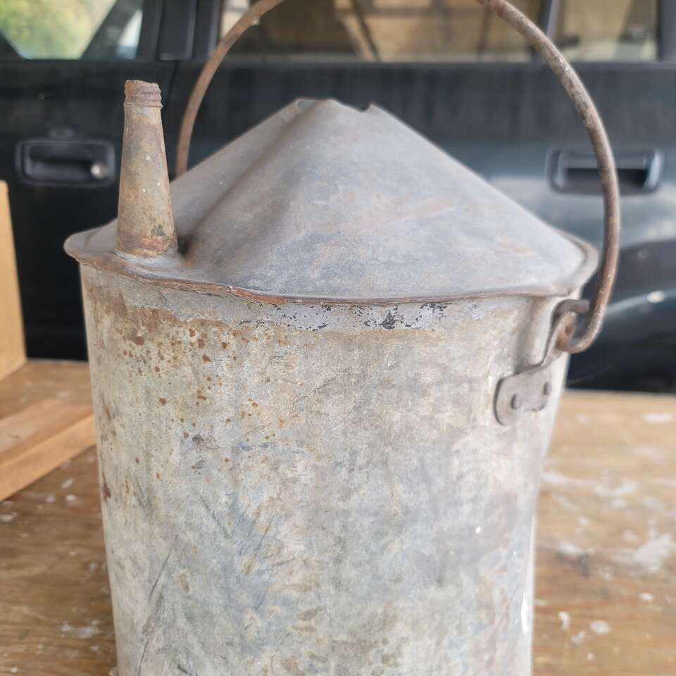 Bucket forged handle, rivets