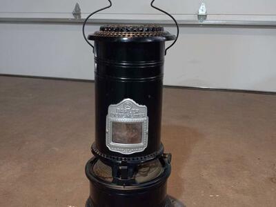 ANTIQUE CAST IRON KEROSENE PARLOR STOVE