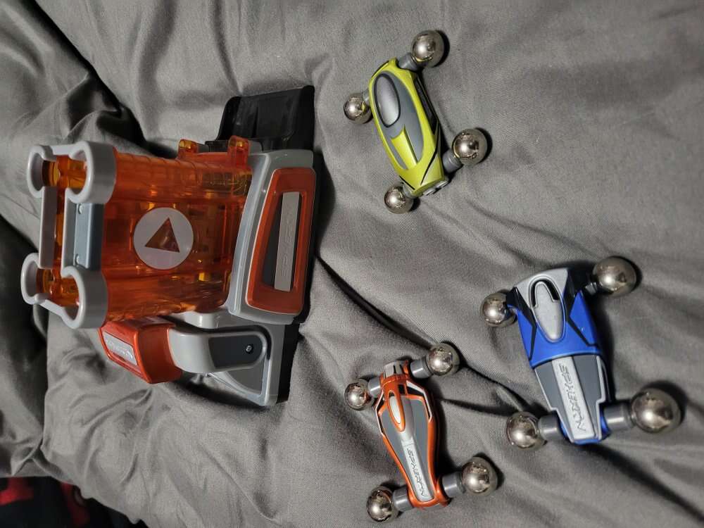 Magnetic race car set