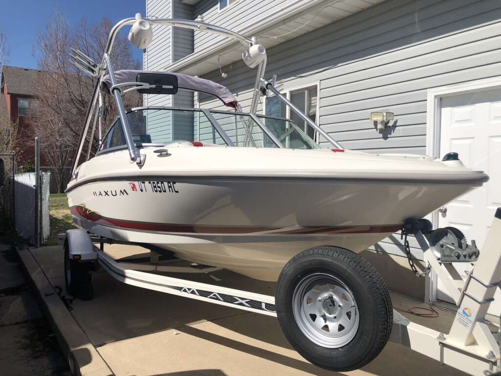 2004 Maxum 1800 MX, 3.0L Mint Cond. w/ Wakeboard Tower