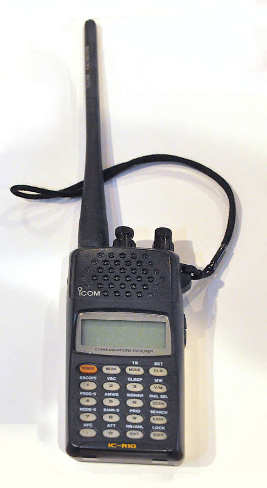 ICOM R10 Scanner -- Needs repair