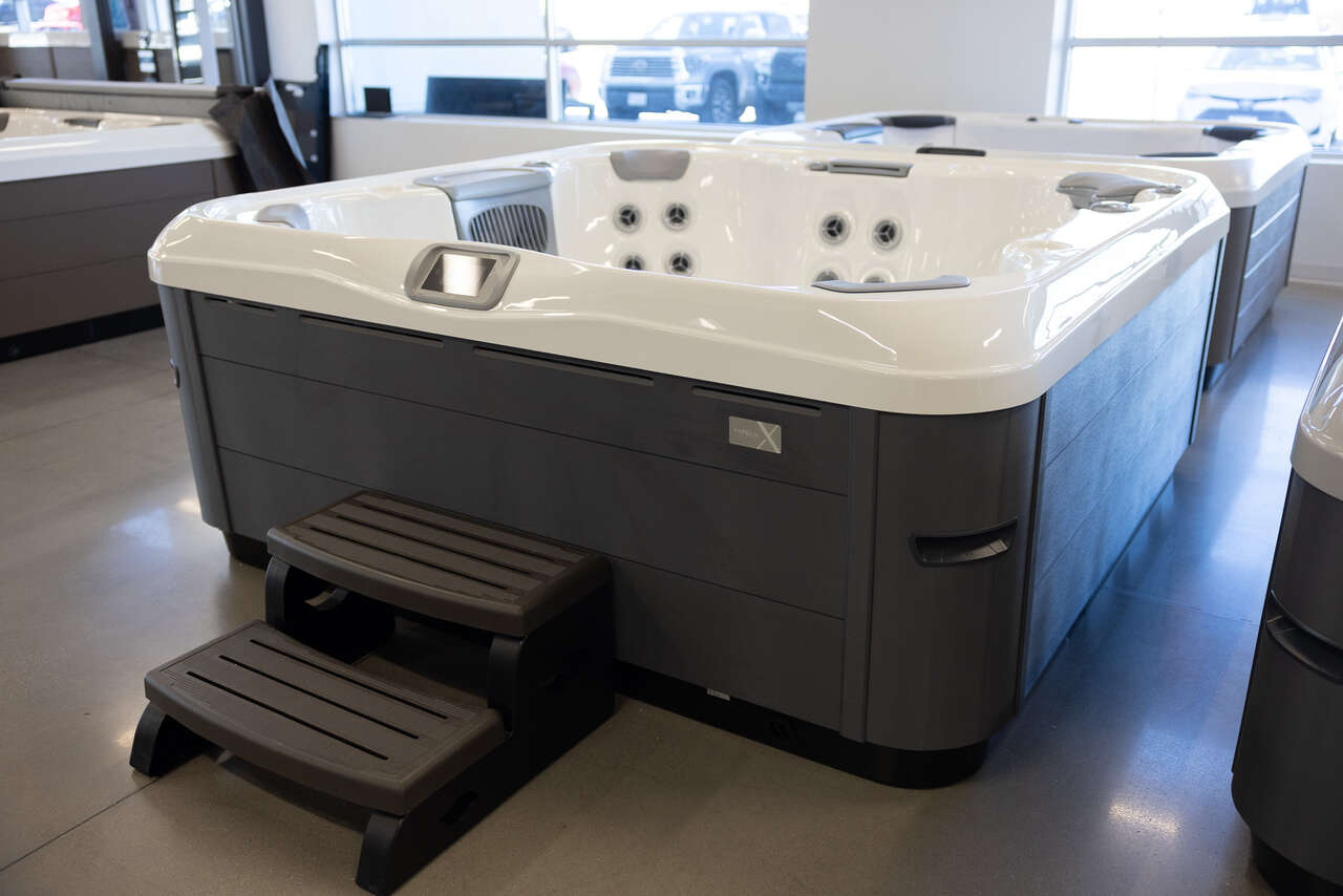 Refurbished Factory Certified Bullfrog Spa