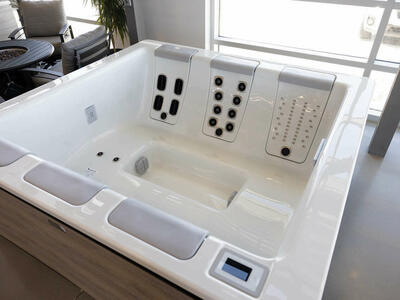 Refurbished Factory Certified Bullfrog Spa