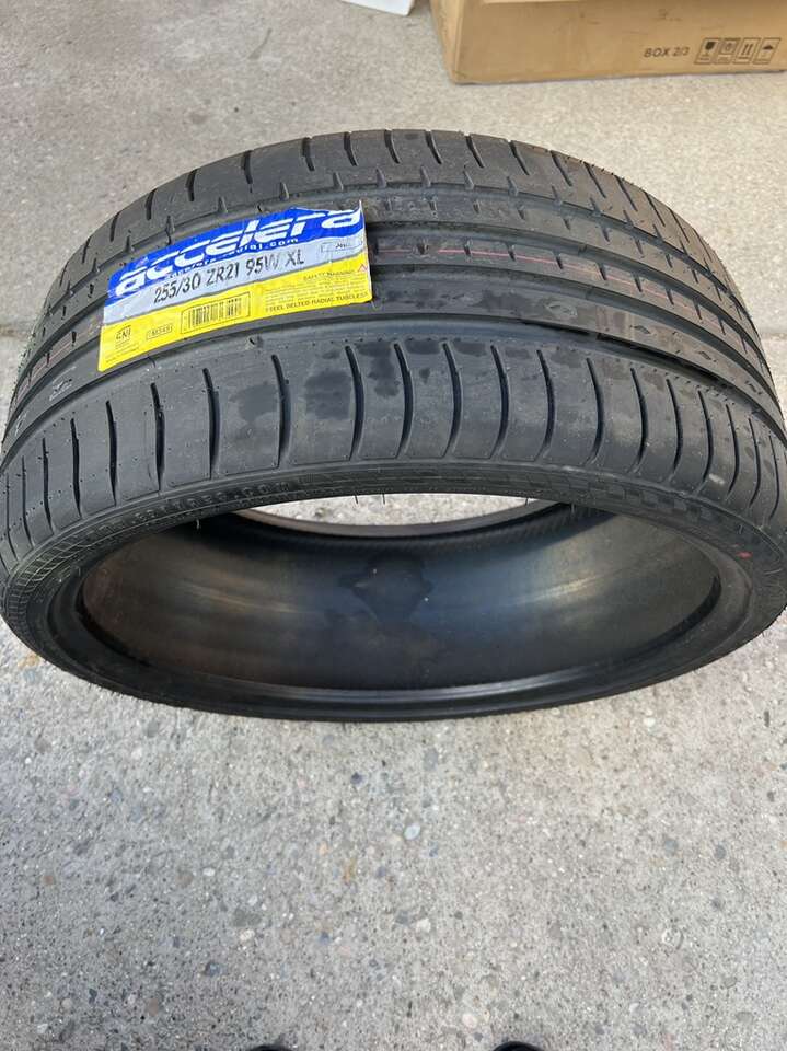 255/30/21 NEW ACCELERA TIRE