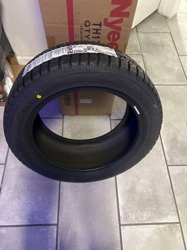 225/50/17 NEW  BRIDGESTONE BLIZZAK TIRE