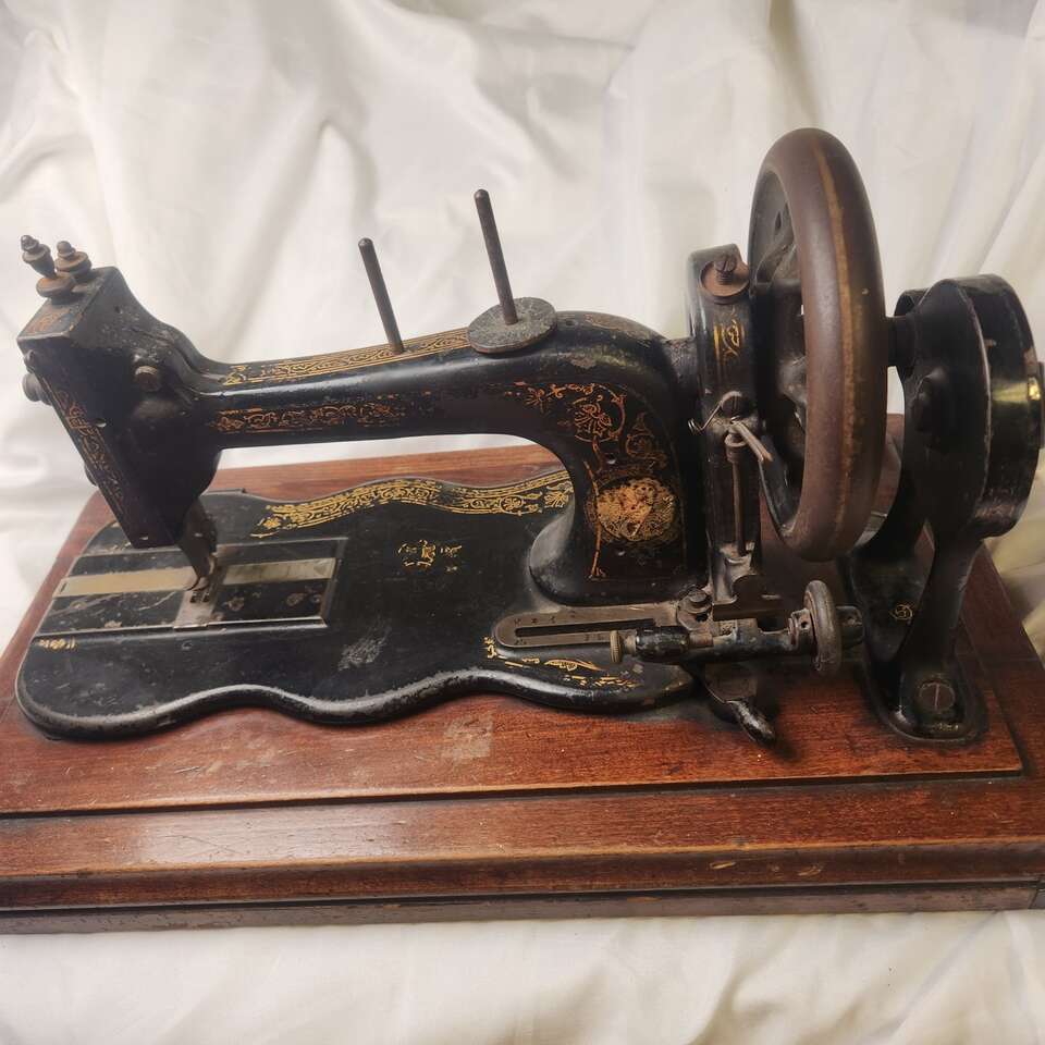 Bradbury DUKE OF WELLINGTON Antique Hand Crank Sew