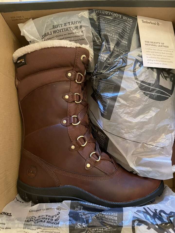 New In Box Timberlands Leather Women 9.5 Boots
